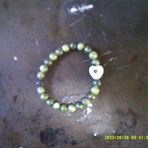 Jade stretchy bracelet with green howlite heart 7-8 inches.